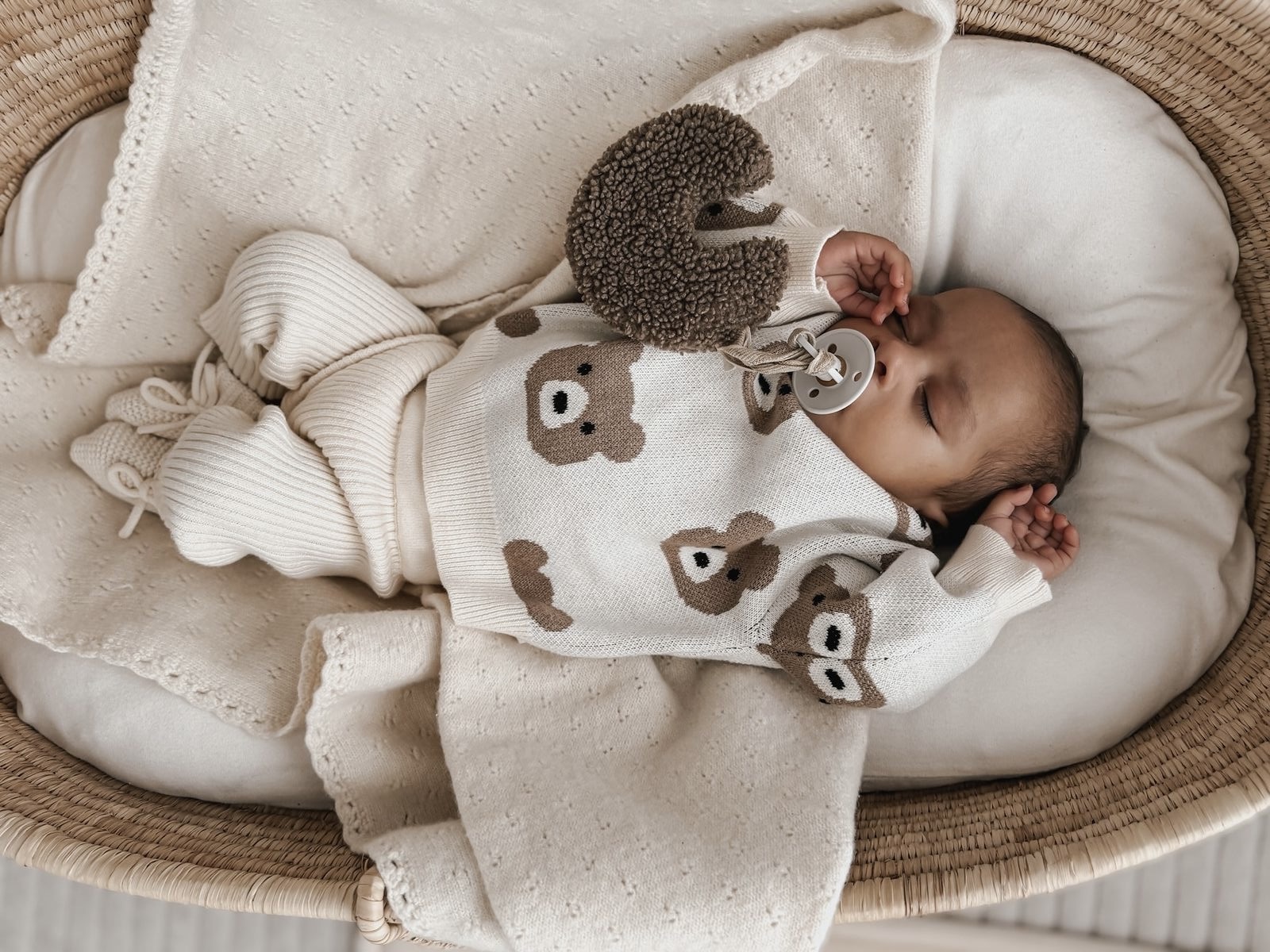 Baby in mandje